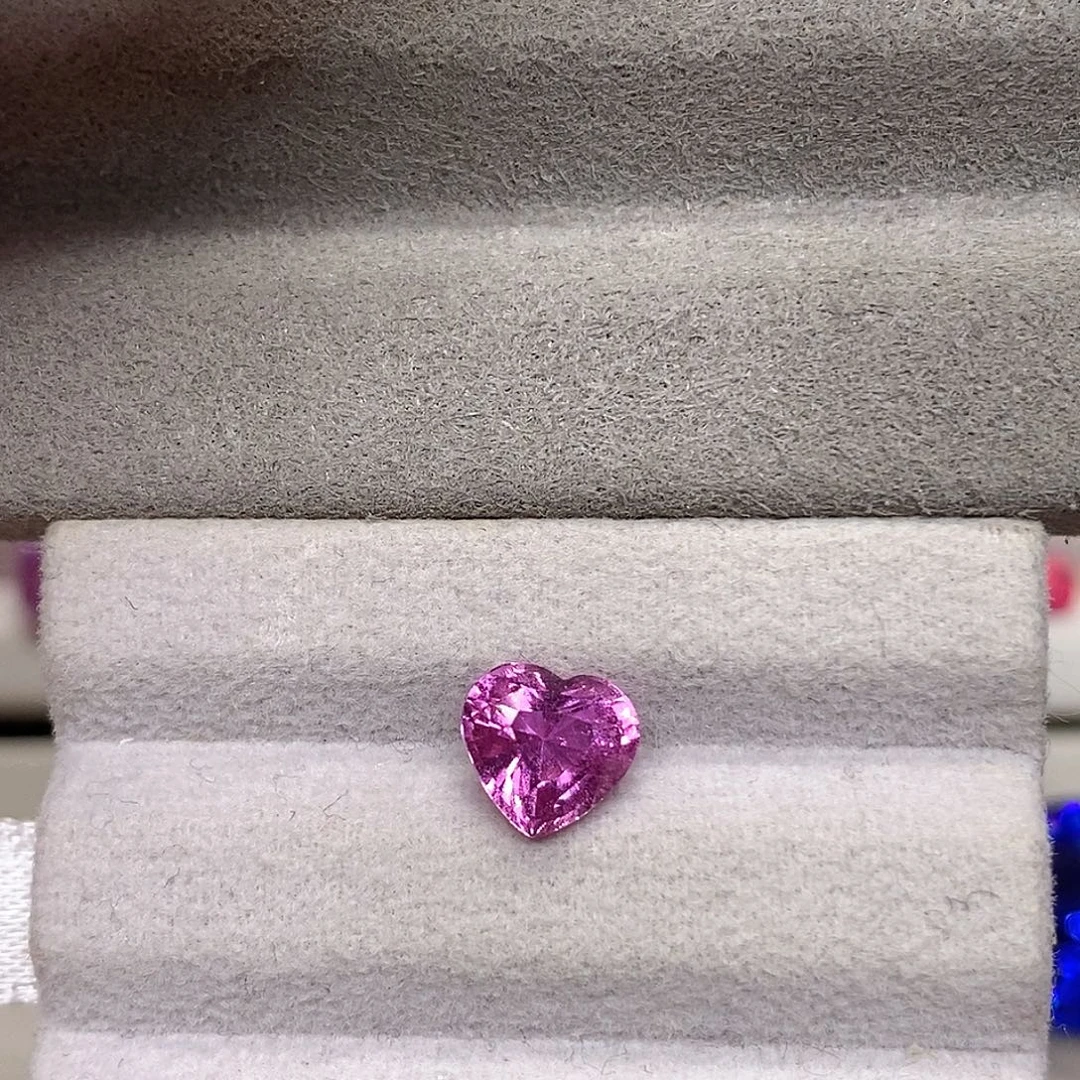 蓝宝石裸石2.03克拉天然无烧粉蓝宝