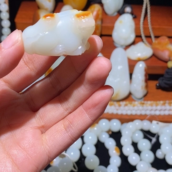 和***谐和田玉未镶嵌颈饰