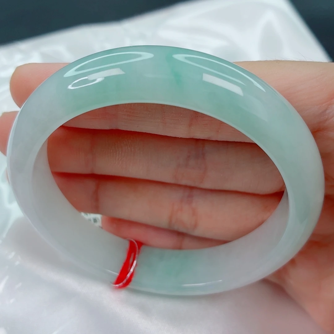 翡翠未镶嵌手镯55正圈，淡绿细腻