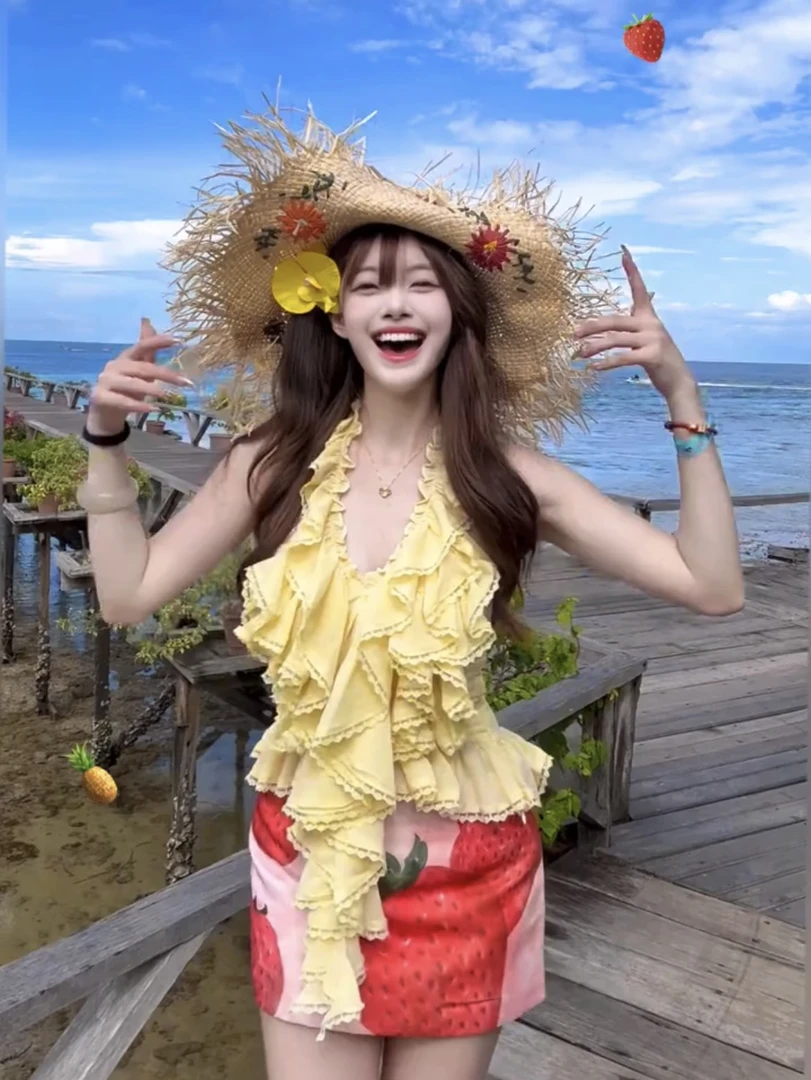 chic甜辣裙套装2025夏季黄色挂脖吊带上衣+草莓印花半身裙两件套