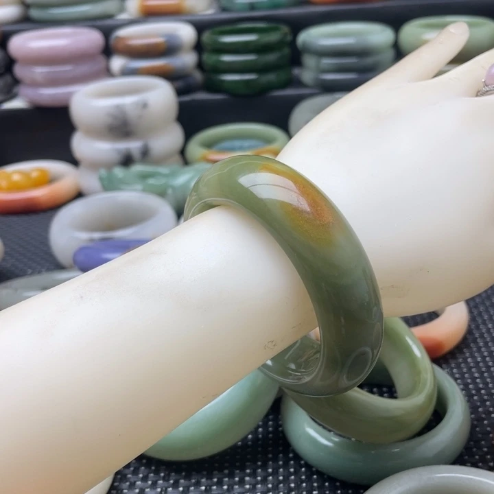 牛***石英岩玉未镶嵌手镯