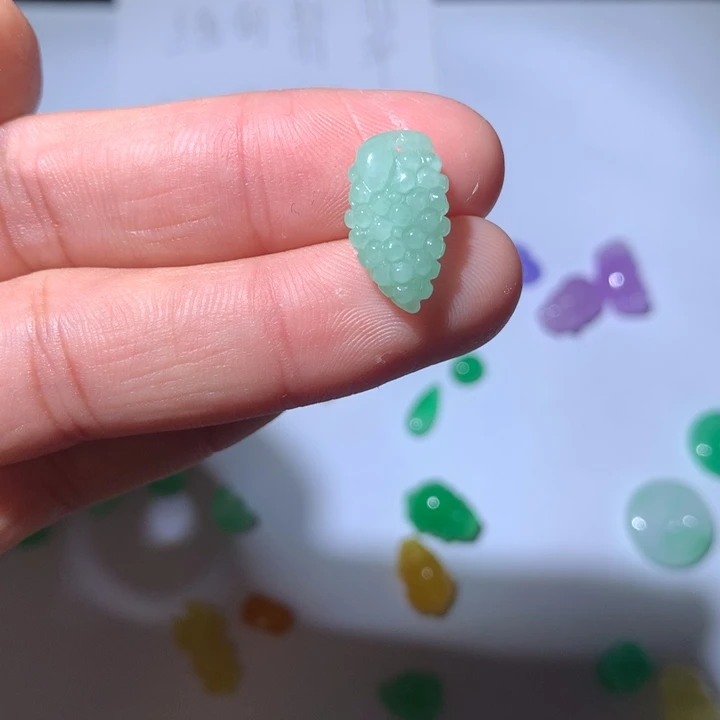 翡翠未镶嵌颈饰挂件