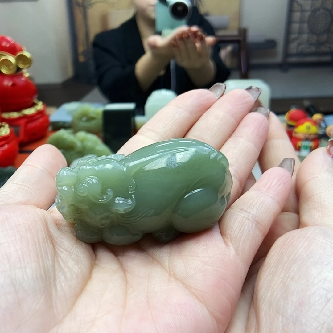 颈饰未镶嵌和田玉82克貔貅手把