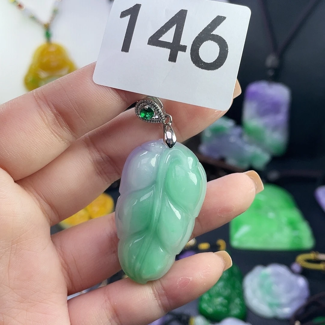 翡翠未镶嵌吊坠(赠链)