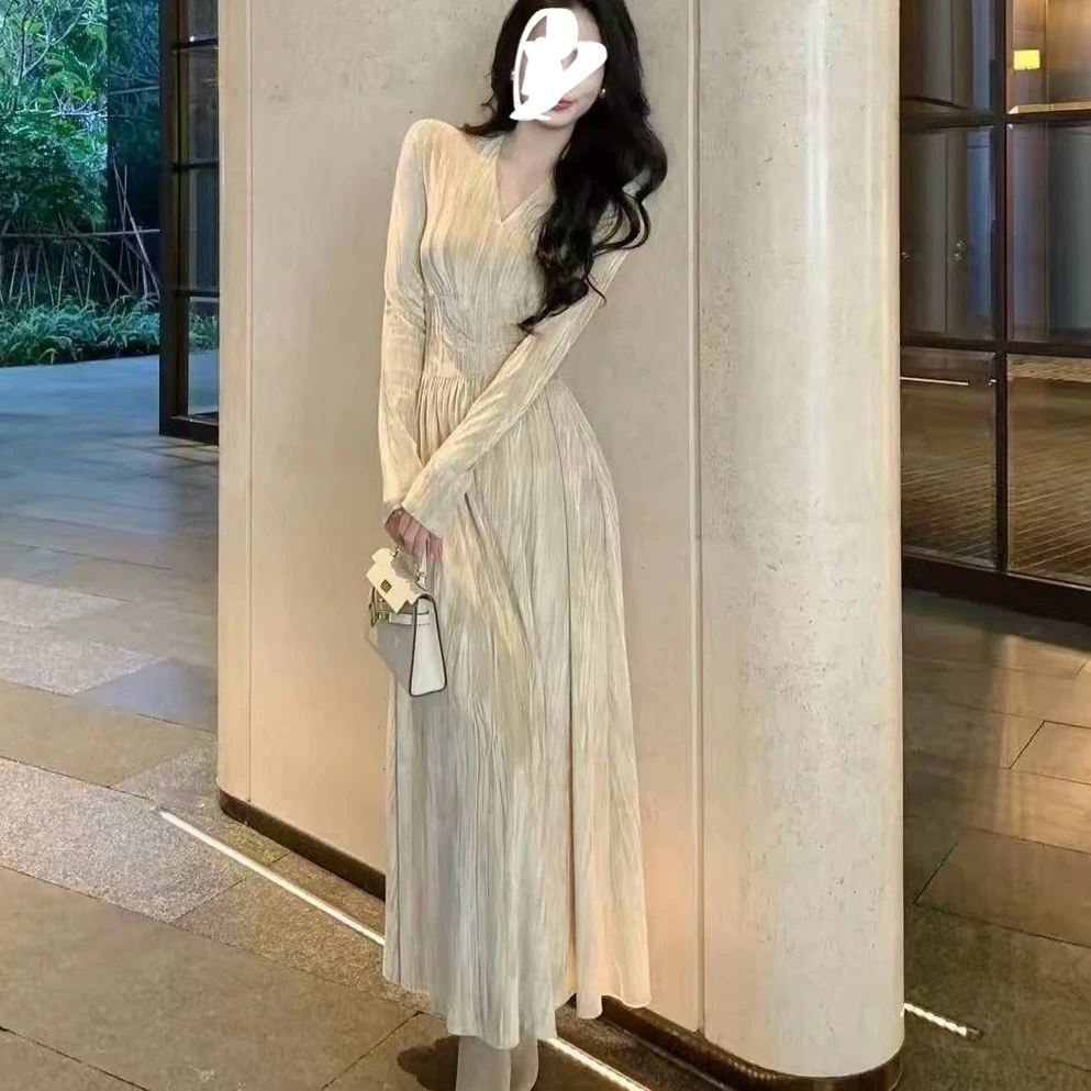 秋冬新款女神感小众高级气质小香风设计感贵气掐腰显瘦丝绒连衣裙