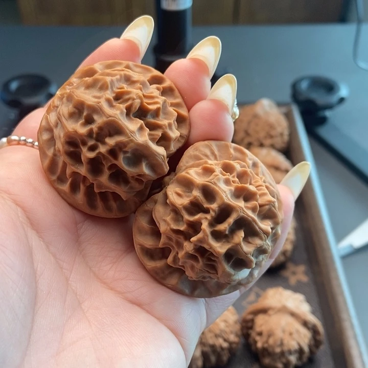 文玩核桃吊坠称砣45的