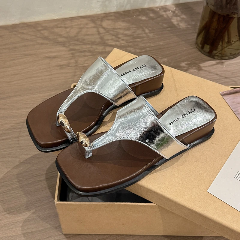 钩编胶粘鞋坡跟法式修面皮人字拖平底软底凉拖鞋露趾夏季百搭女士