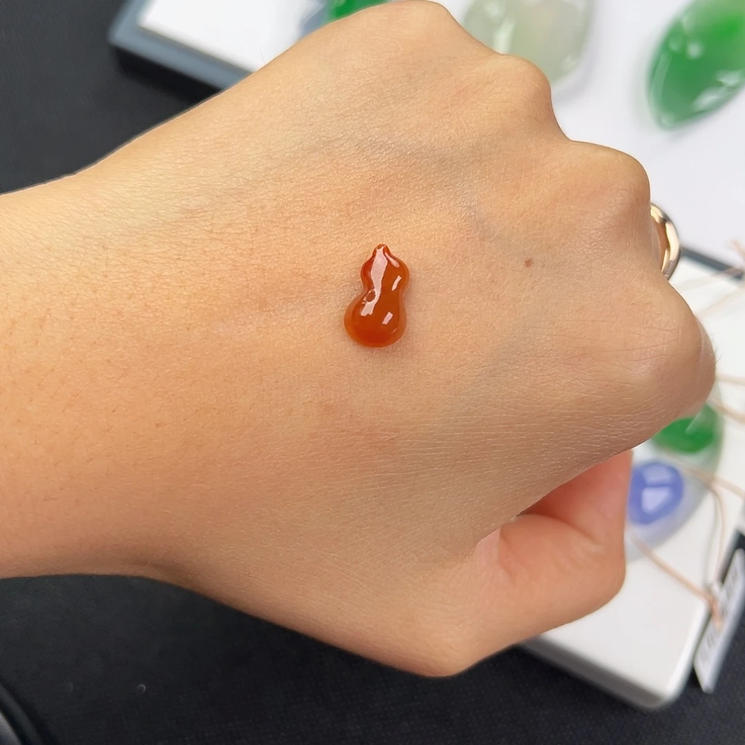 翡翠裸石红翡葫芦。