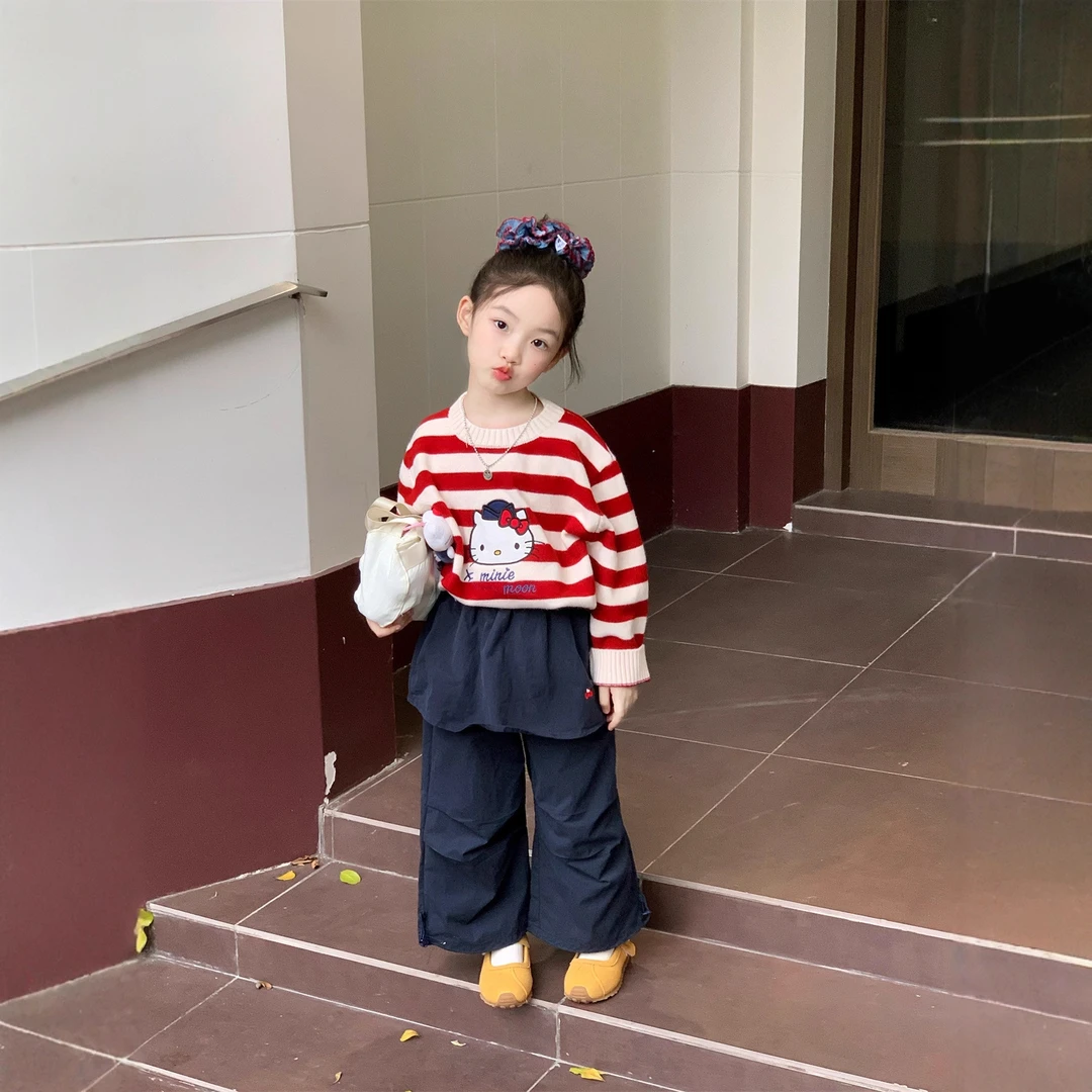 小思家女童2025秋季新款洋气时髦卡通条纹毛线上衣屁帘工装裤套装