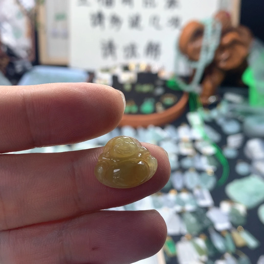 颈饰未镶嵌翡翠稳****?