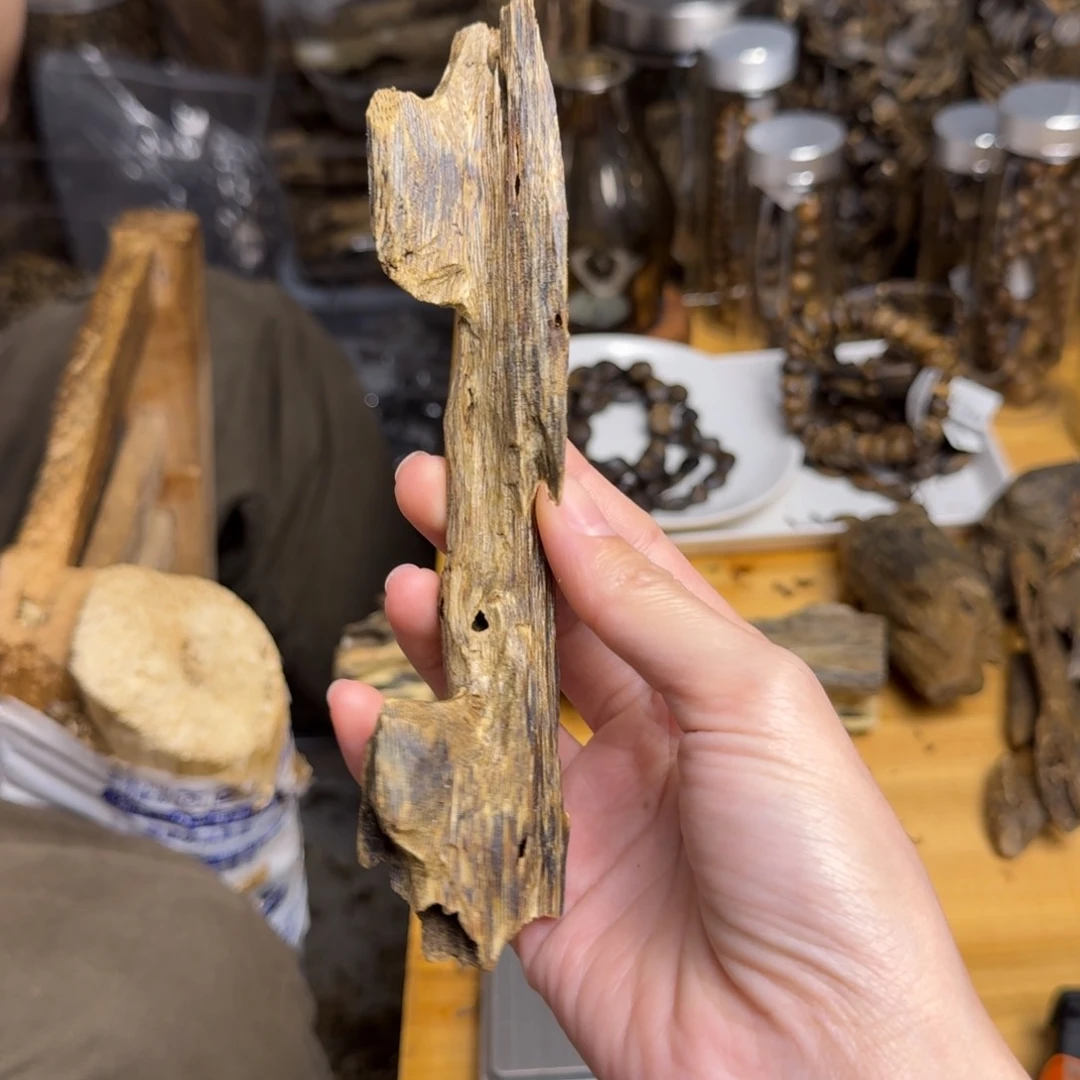 沉香沉香碎屑蓝宝石块料23克