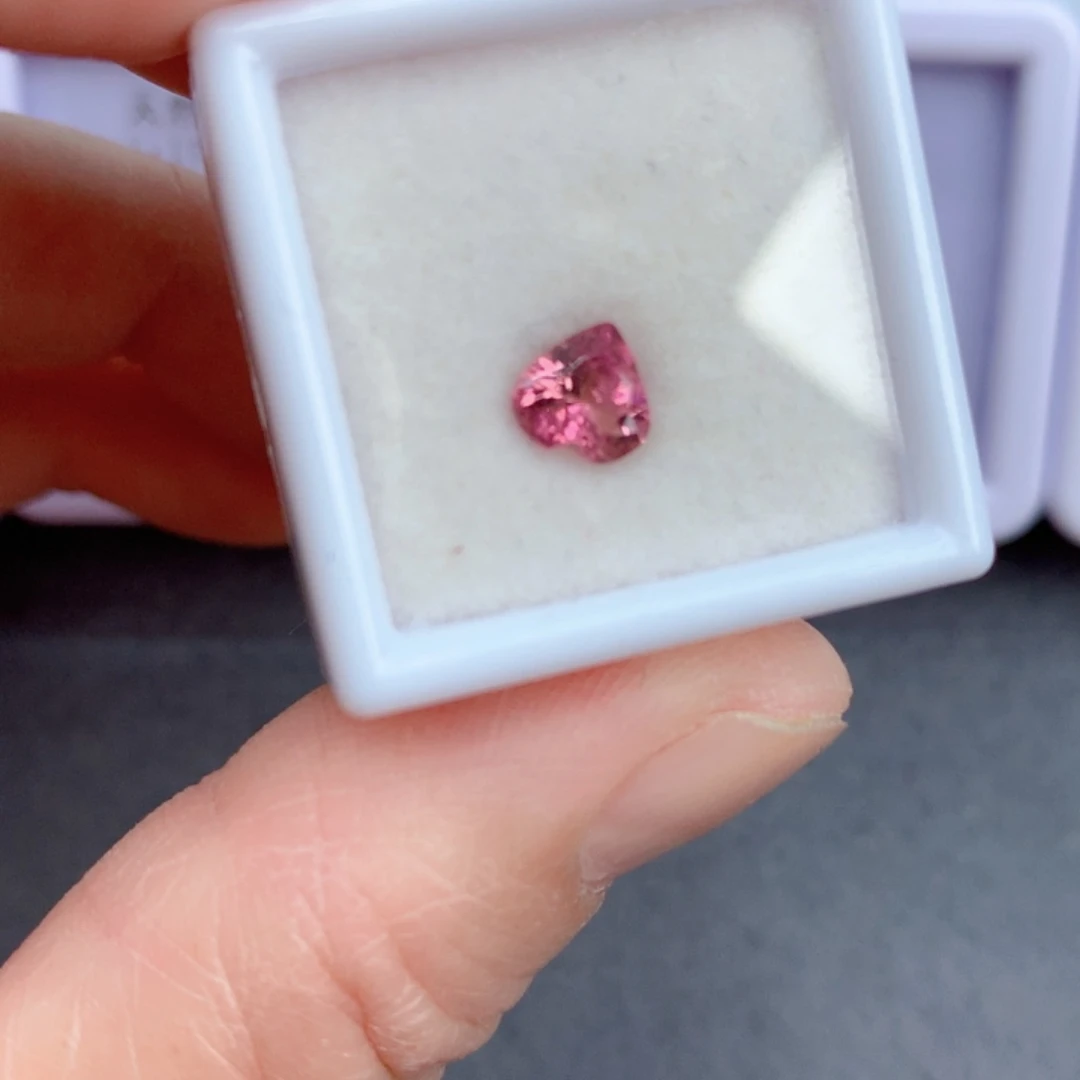 未镶嵌0.7克拉裸石红色碧玺