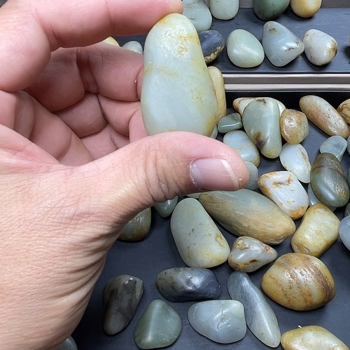 够****和田玉未镶嵌颈饰