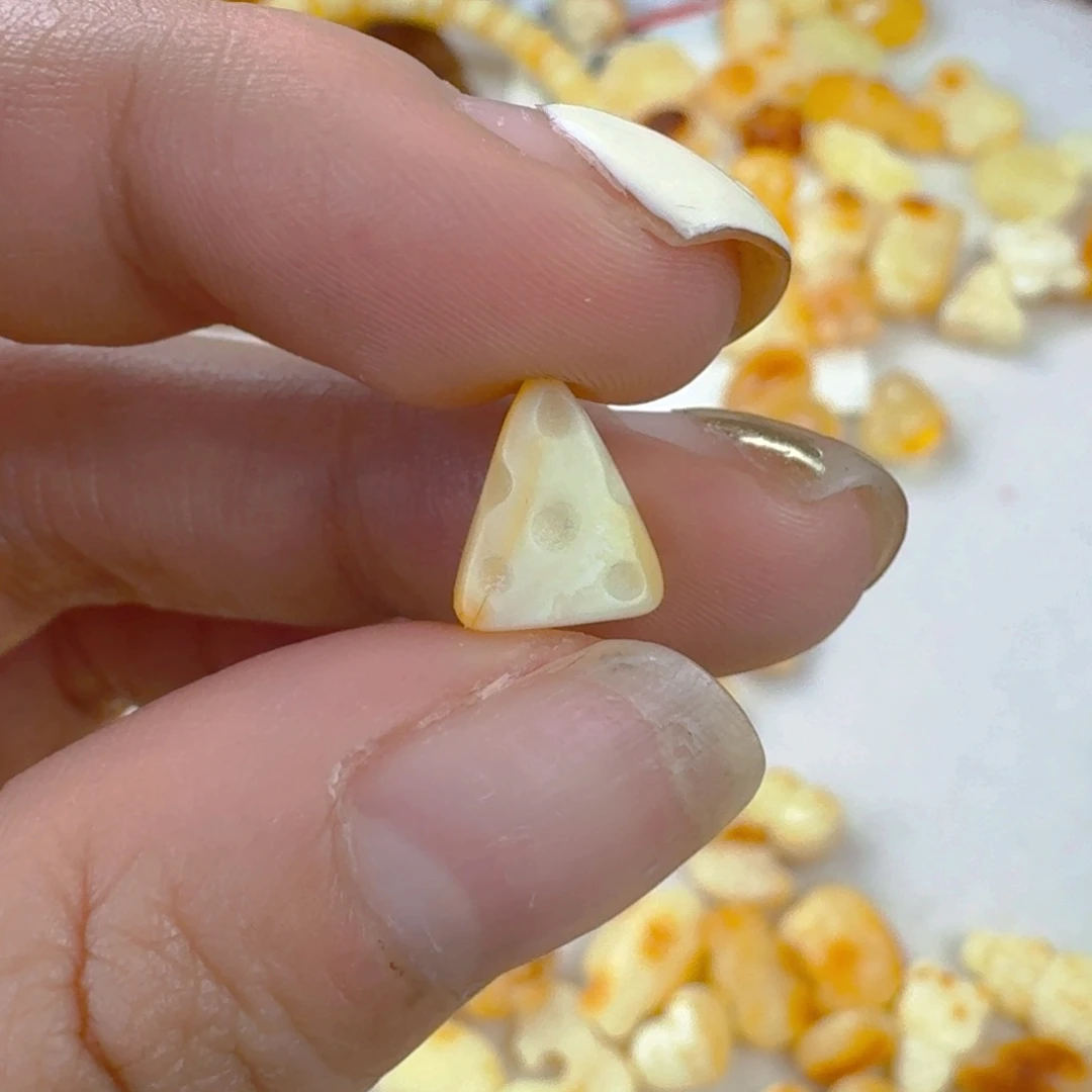 脱****蜜蜡未镶嵌珠宝奇石全品 10.4×8.5×6.8mm