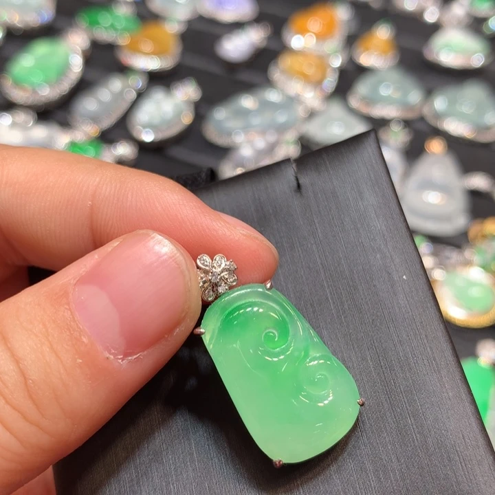 【闪购商品】颈饰18K金镶嵌翡翠翡翠