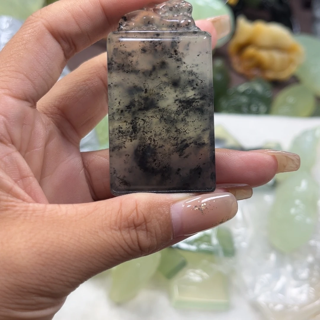 爱***递未镶嵌蛇纹石玉颈饰
