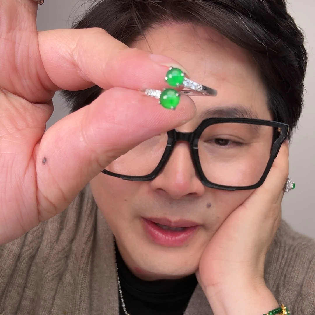 翡翠未镶嵌颈饰一件