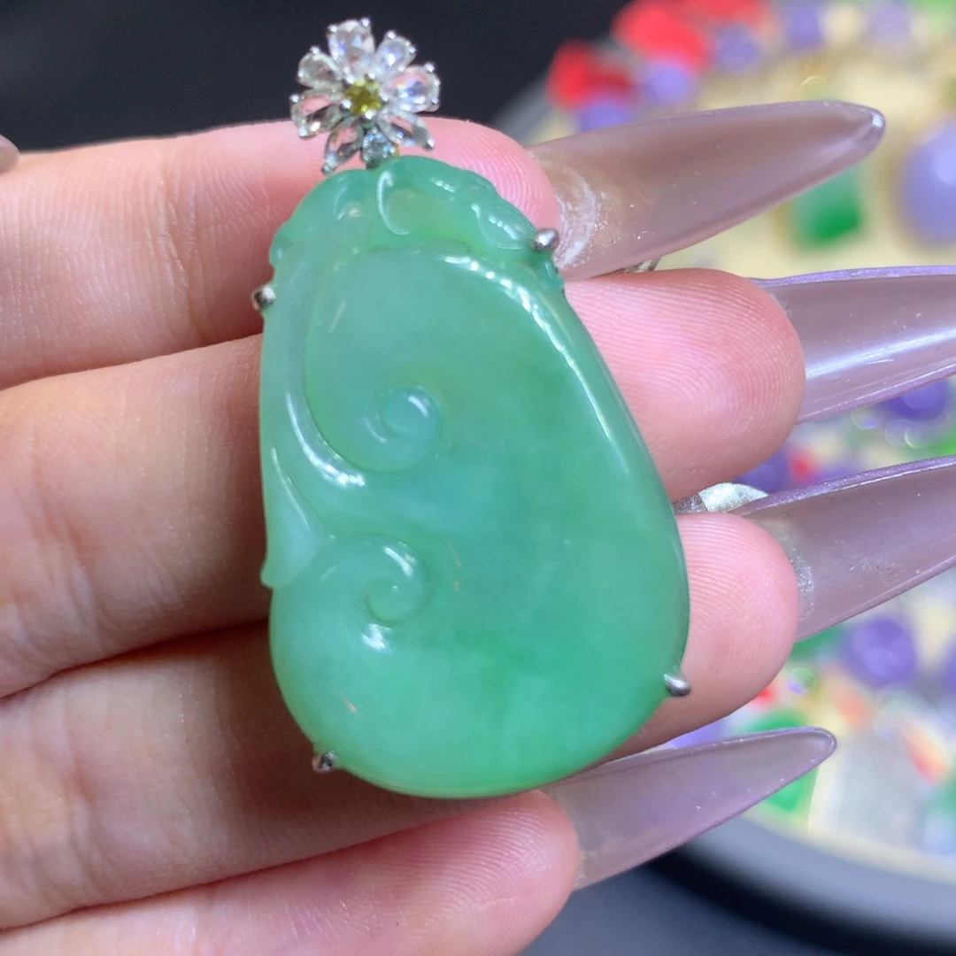 翡翠18K金镶嵌颈饰