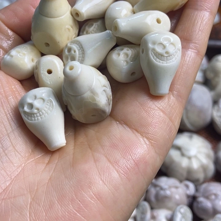 配饰鹿角雕刻一个出