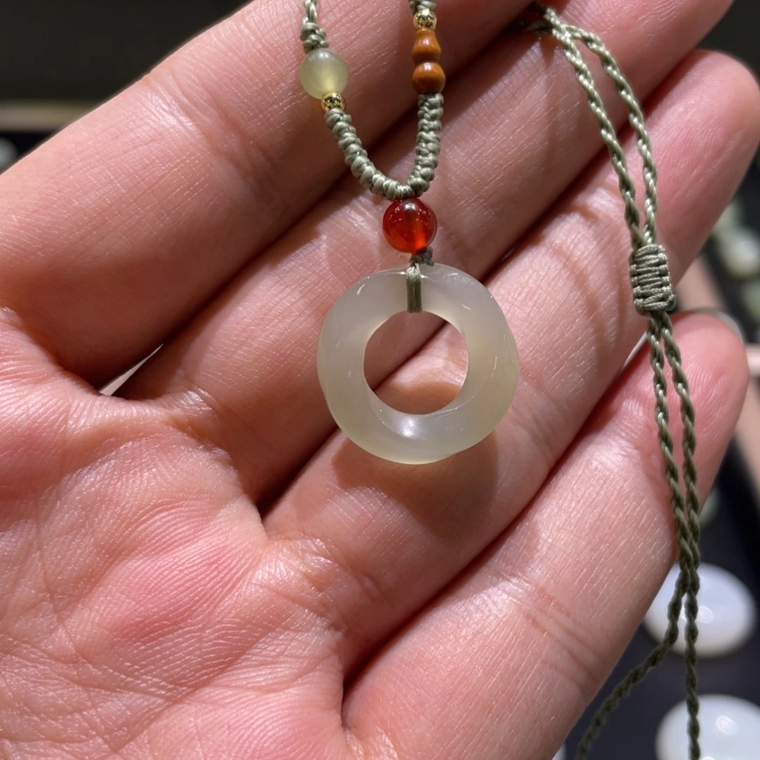 和田玉未镶嵌颈饰冰底莫比乌斯环