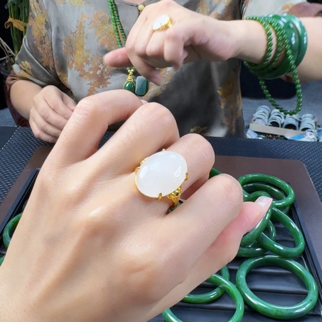 和田玉戒指合金发其一