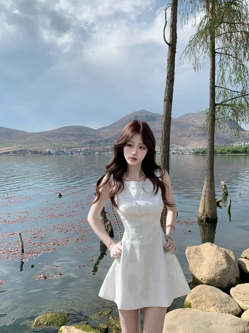 【眼泪女王】气质无袖连衣裙女夏季2025新款收腰高级感白色优雅裙子