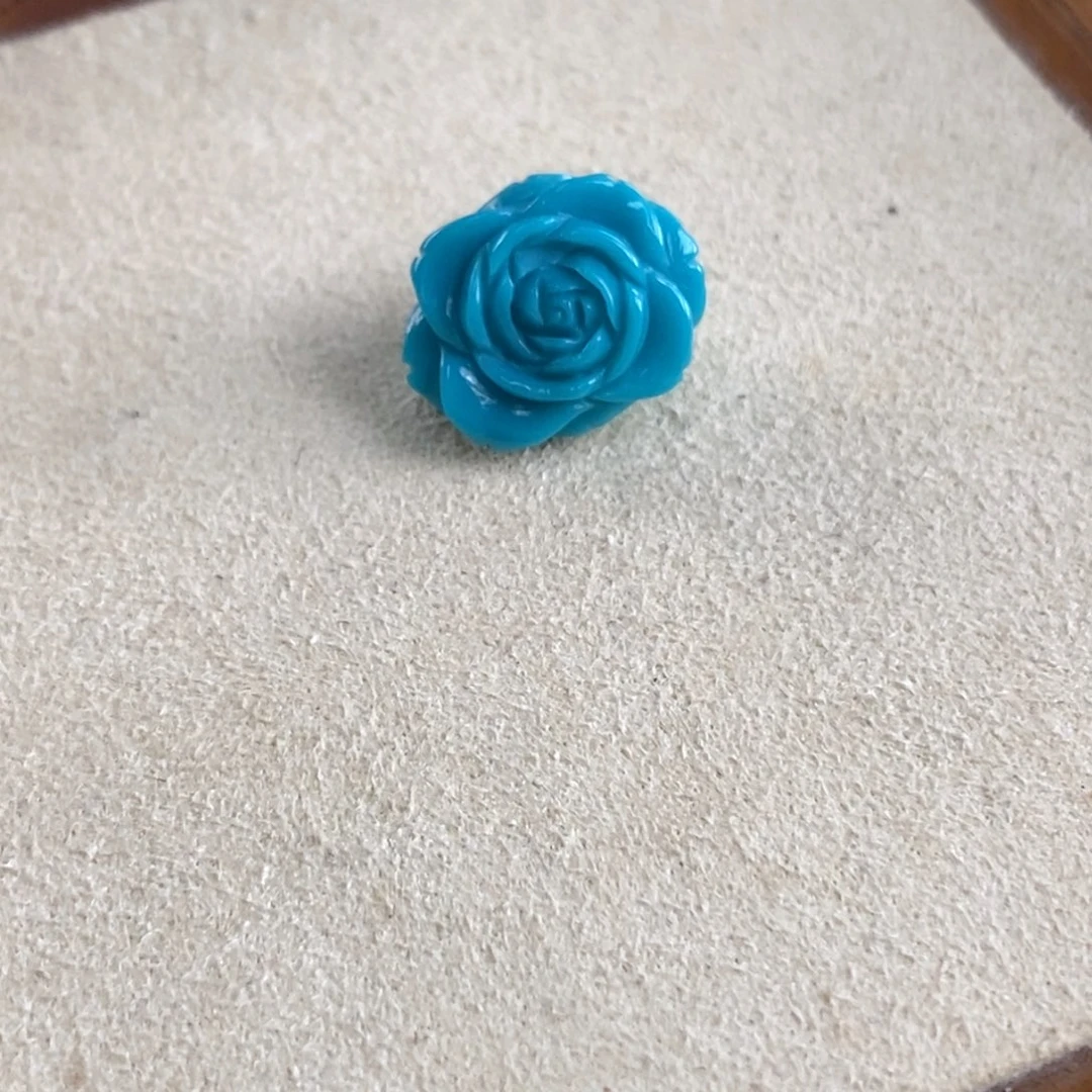 绿松石未镶嵌。玉化蓝玫瑰花