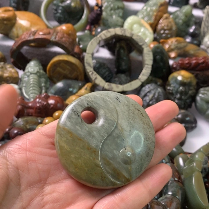 未镶嵌岫岩河磨玉（透闪石质玉）把件