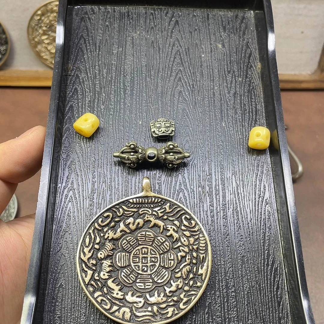 A***店藏传白铜加银莲花九宫八卦牌脖挂