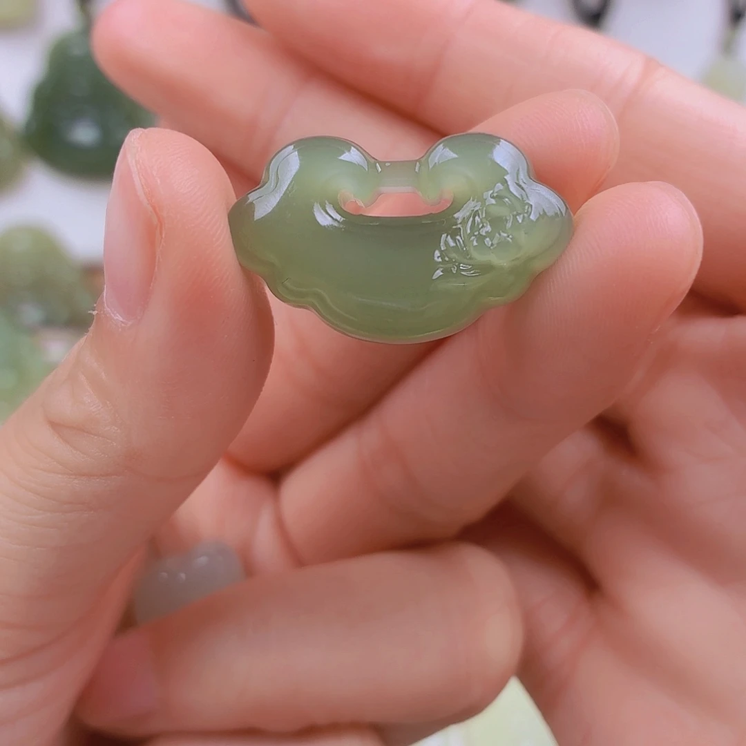 和田玉未镶嵌颈饰30mm荷花锁