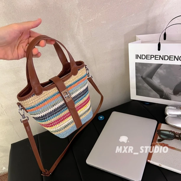 【缤纷假日】水桶包包女士夏天彩虹编织手提包休闲单肩斜挎包
