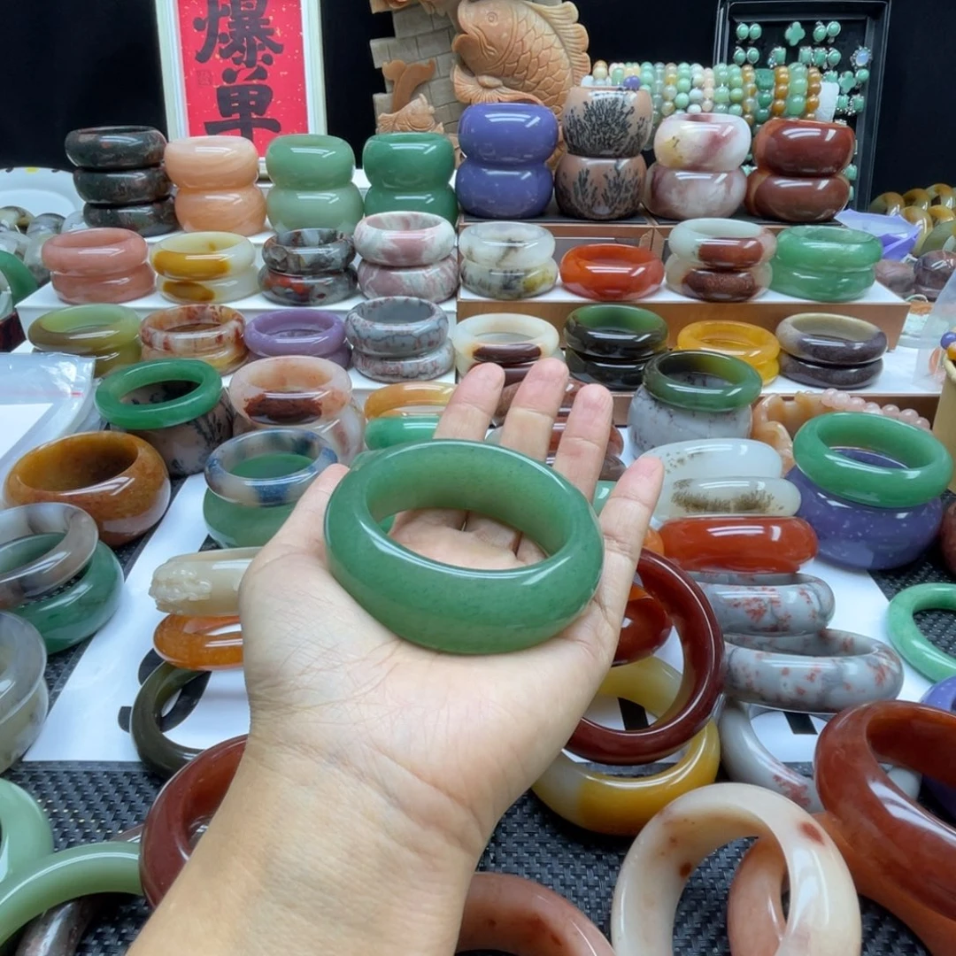 舞***生石英岩玉未镶嵌手镯