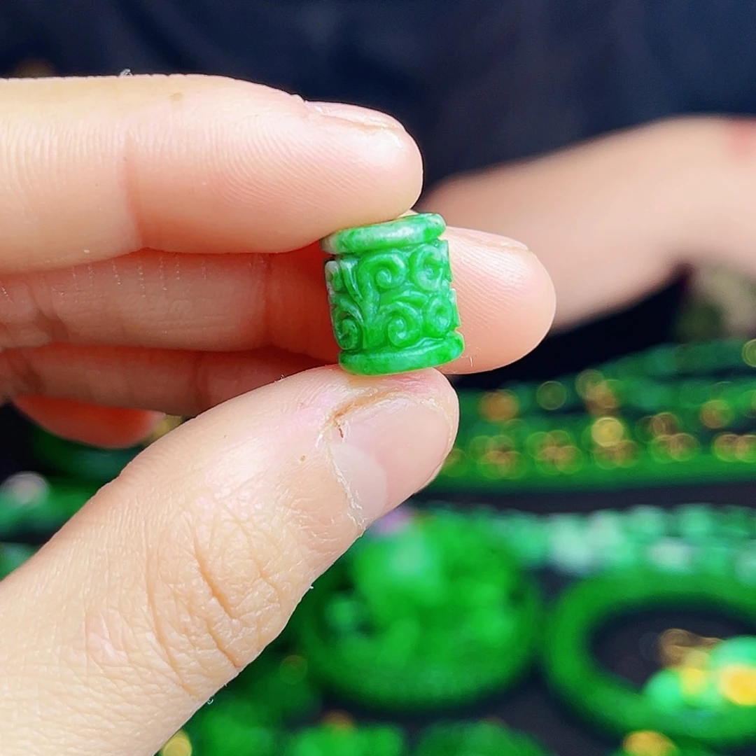 颈饰足银镶嵌翡翠多样性