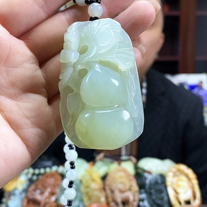 蛇纹石玉吊坠未镶嵌