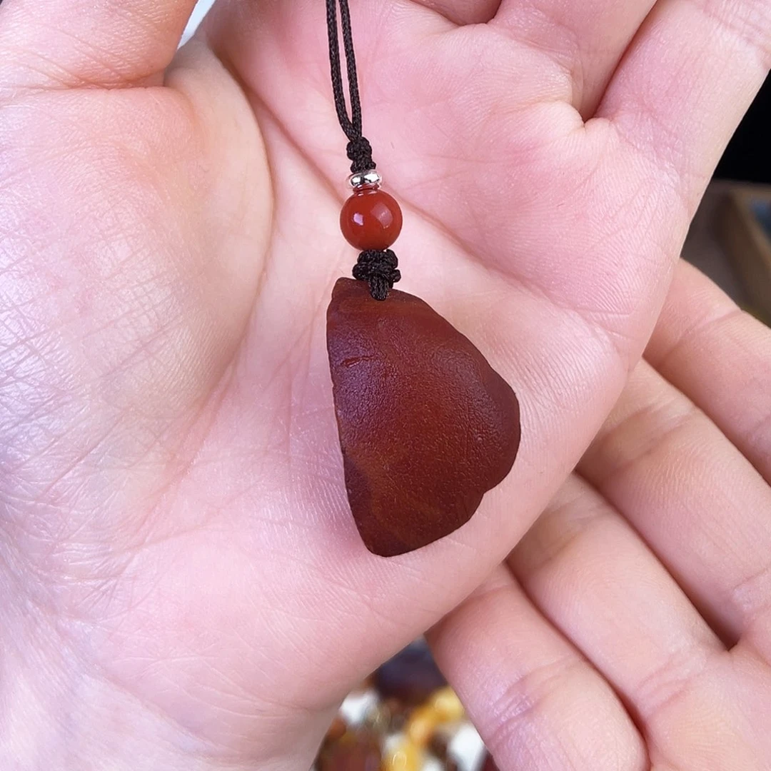 琥珀珠宝奇石未镶嵌。