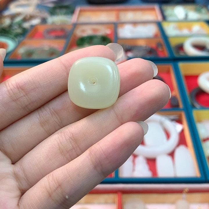 和田玉未镶嵌颈饰黄口平安扣