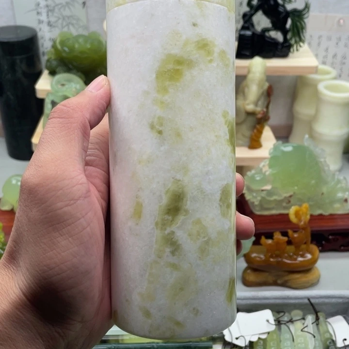 蛇纹石玉未镶嵌四大名玉杯子