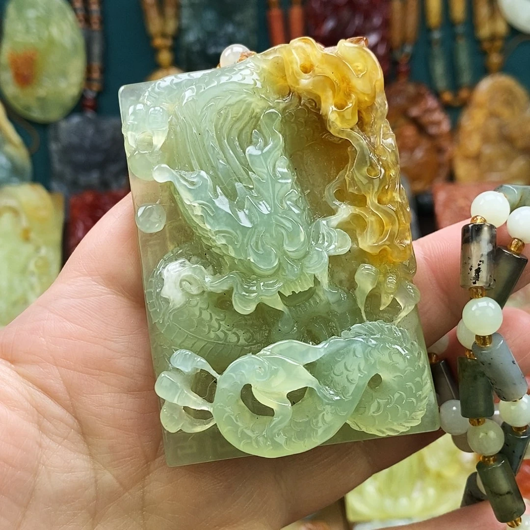 蛇纹石玉未镶嵌颈饰龙牌