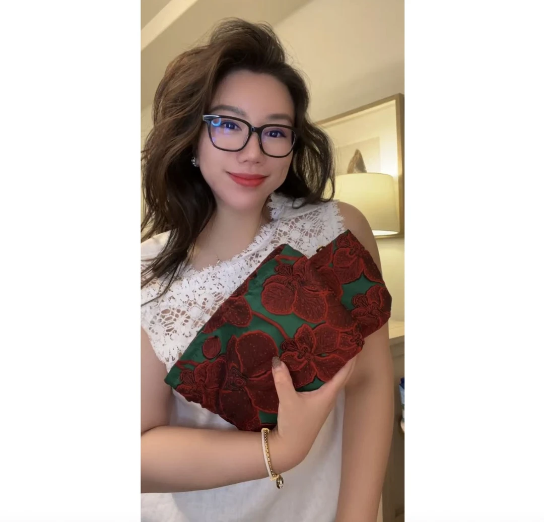 【大G精选】“Her bag”提花面料大容量高级感手拿包化妆包旅行收纳包