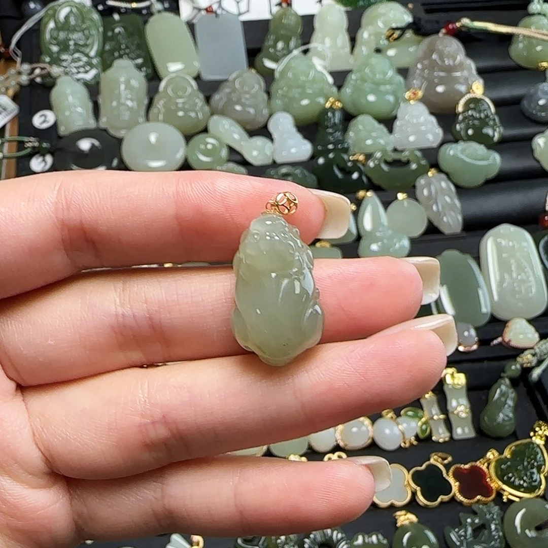 颈饰18K金镶嵌和田玉