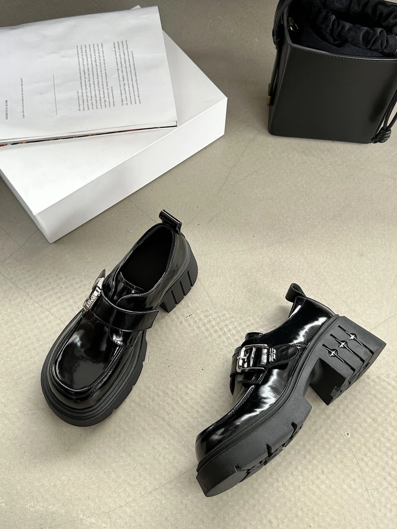 艾米奇2025春季新款欧货皮带扣套筒法式中跟浅口春季乐福鞋纯色