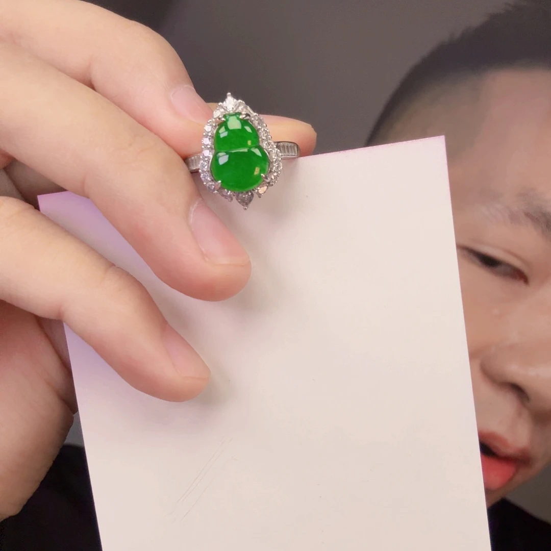翡翠未镶嵌颈饰一件