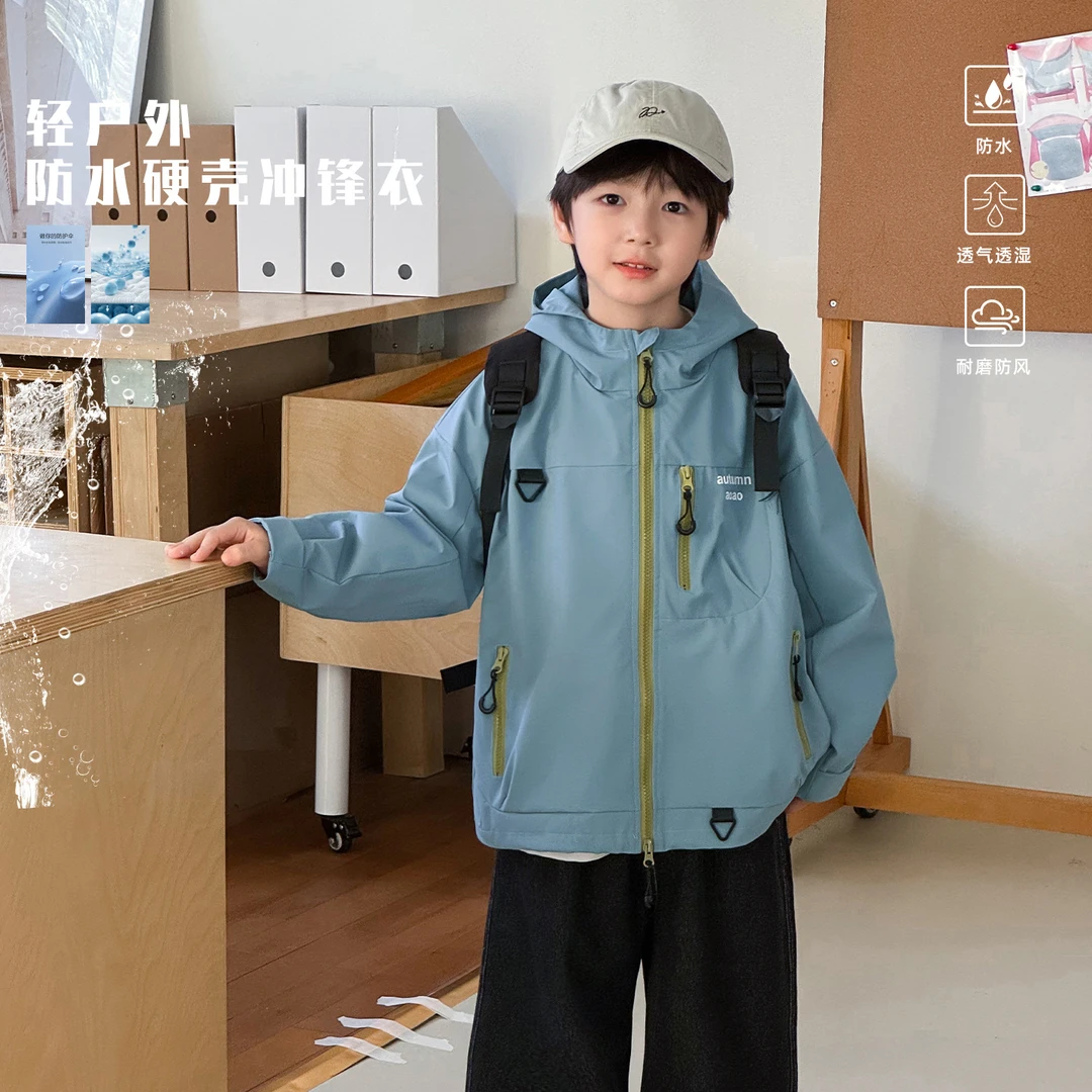2025男童秋季新款时髦防水宝宝冲锋衣字母印花连帽外套潮
