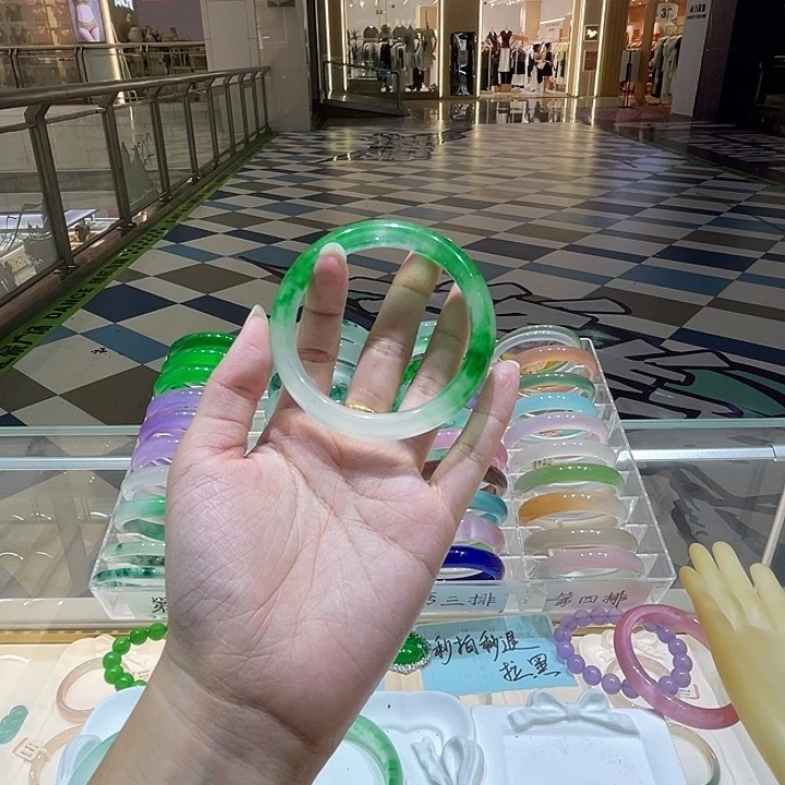 石英岩玉手镯未镶嵌独龙玉