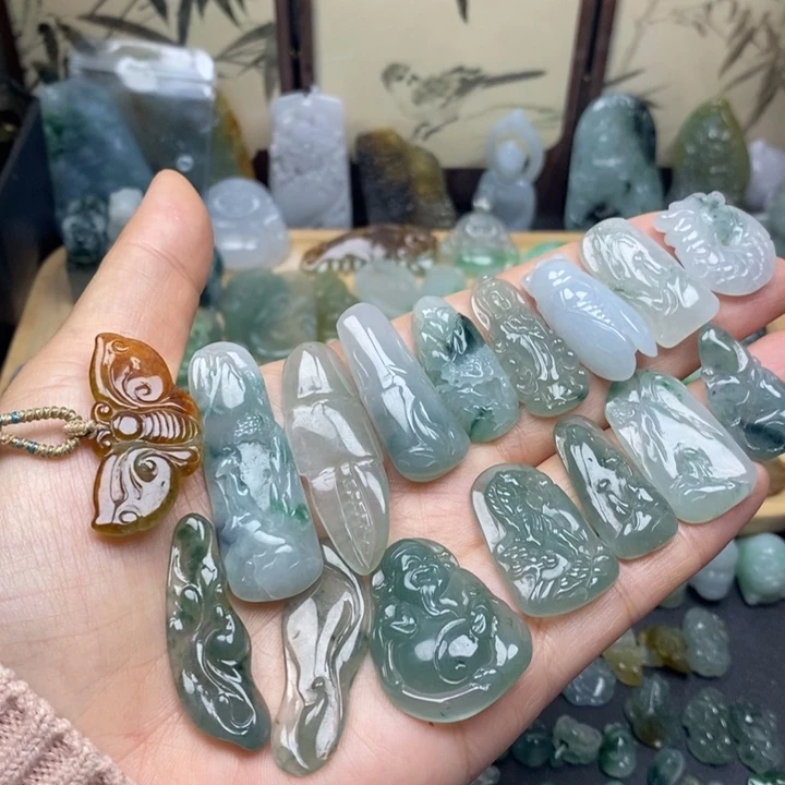 翡翠未镶嵌颈饰小牌子一个