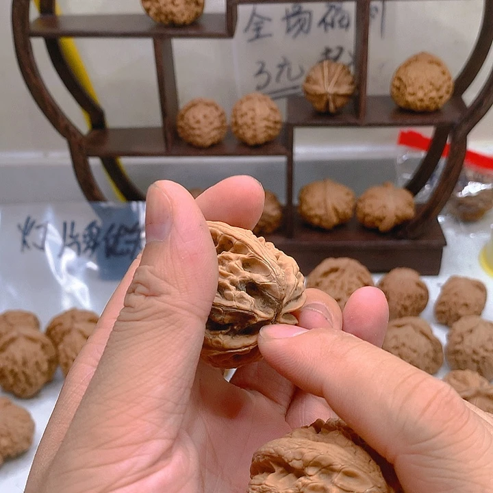 W***e吊坠文玩核桃大沽石