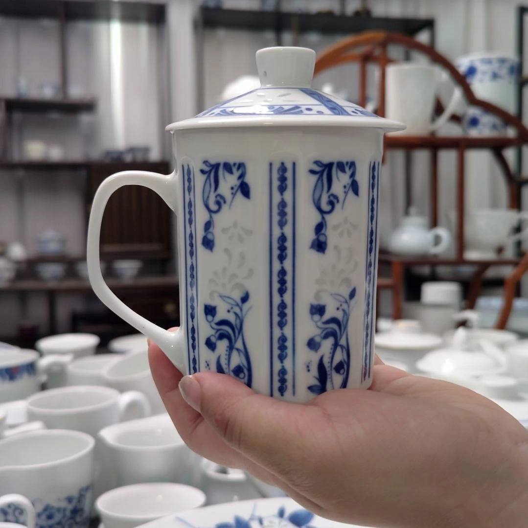 瓷青花玲珑花卉马克杯