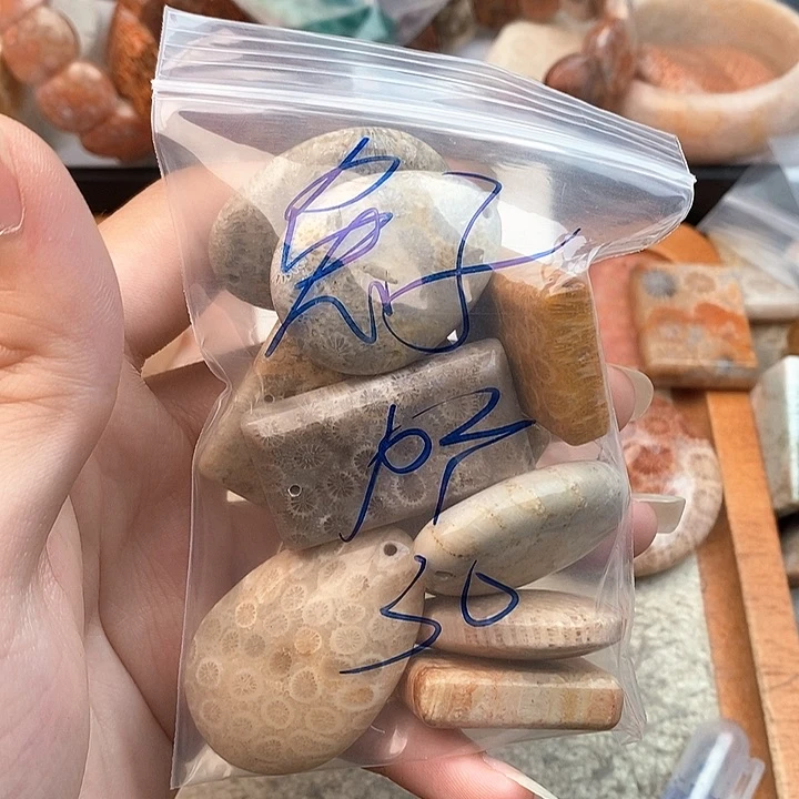 硅化玉颈饰未镶嵌兔*