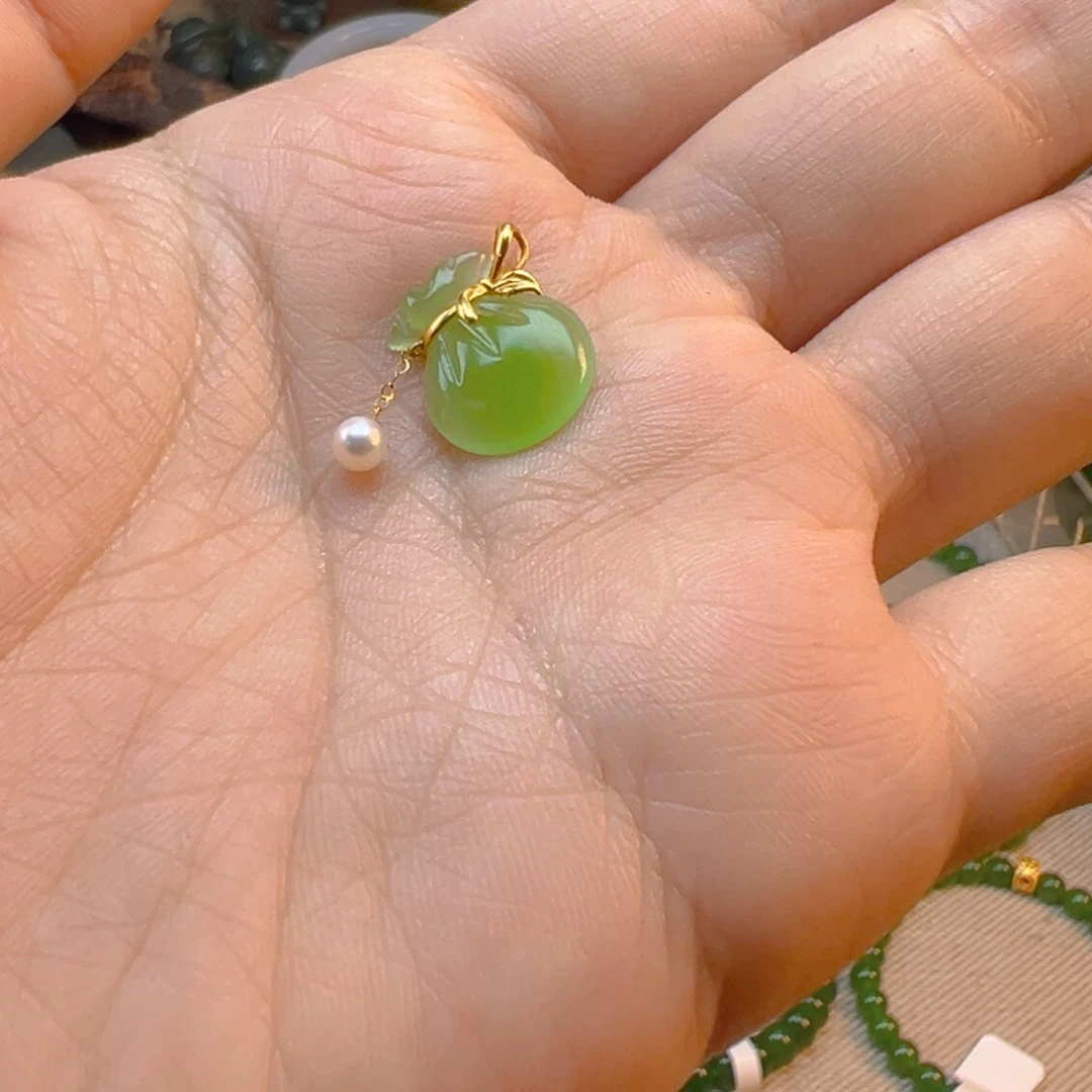 西***栗和田玉（碧玉）18K金镶嵌颈饰