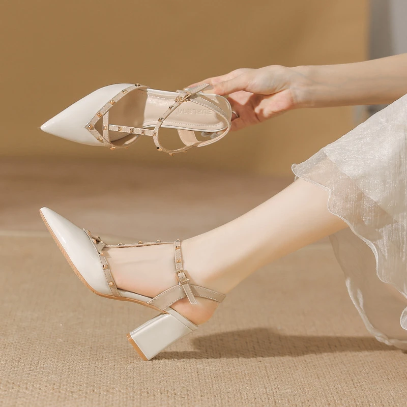 铆钉尖头高跟鞋女2025年夏季新款红色漆皮细跟侧空柳丁包头凉单鞋